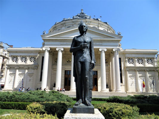 Bronzestatue des Nationaldichters Mihai Eminescu vor Athenäum