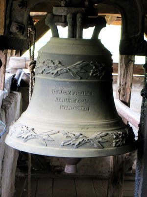 Im Glockenturm mit Inschrift: Glück, Freude und Ruhe dem Wanderer