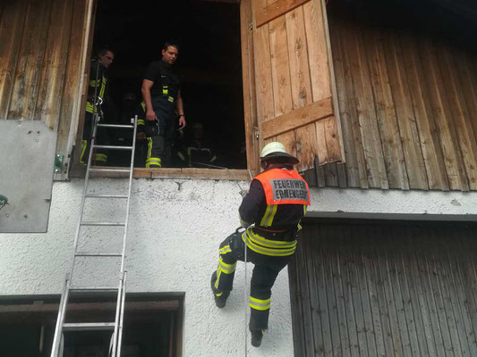 Übung der Feuerwehr Ermengerst - Abseilen u. Anleitern