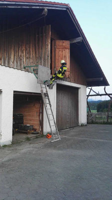 Übung der Feuerwehr Ermengerst - Abseilen u. Anleitern