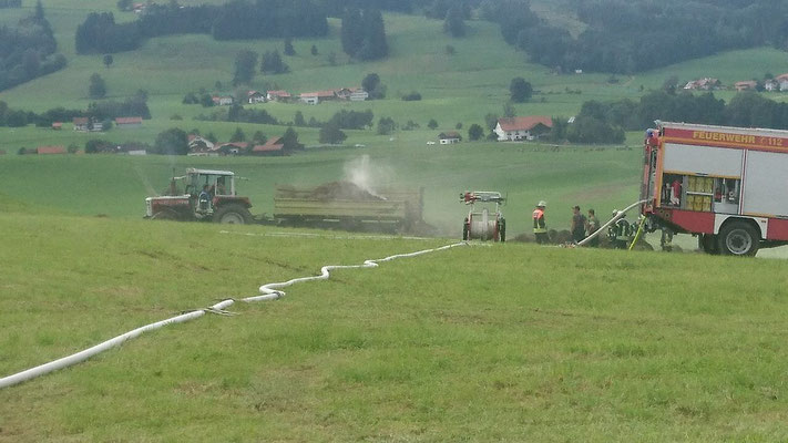 Heißes Heu wird auf dem Feld verteilt