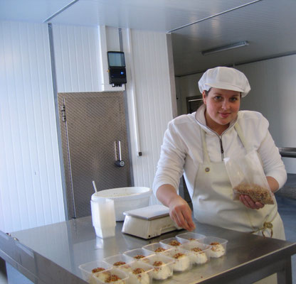 Eine Frau garniert Milchprodukte