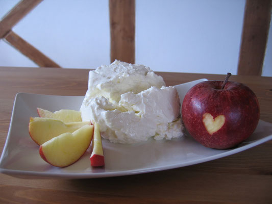 Aufgeschnittener Apfel und ein Apfel mit geschnitztem Herz
