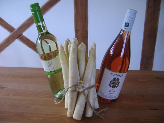 Ein Flasche weiß und rosé Wein und ein Bündel Spargel