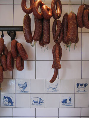 Verschiedene hängende Wurstwaren