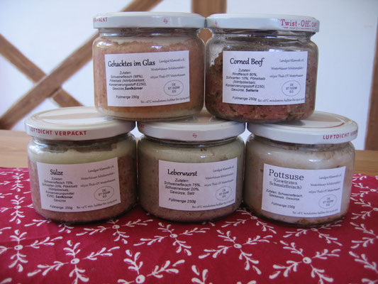 Verschiedene Gläser mit Waren. Gehacktes, Corned Beef, Sülze, Leberwurst, Pottsuse