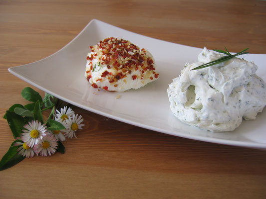 Ein servierstes Gericht mit Gänseblümchen dekoriert