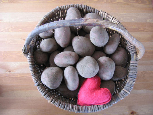 Ein Korb Kartoffeln mit einem roten Stoffherz