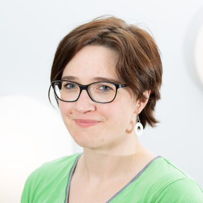 Susanne Dichmann: Nach 15 Jahren im Hotelgewerbe bin ich seit 2016 in der Praxis tätig und organisiere die Rezeption, sowie den täglichen Praxisablauf.