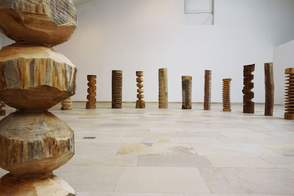 „Spine“/ bis zu 110 cm/ Lindenholz/ Ausstellungsansicht Kammerhofgalerie Gmunden © Elisa Treml