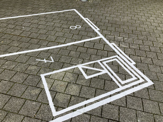 Wohnungshüpfen # Hagen, 2026, Farbe auf Beton, Bank, Schaumstoffwürfel, Straßenkreide; Museumsplatz Osthaus Museum Hagen