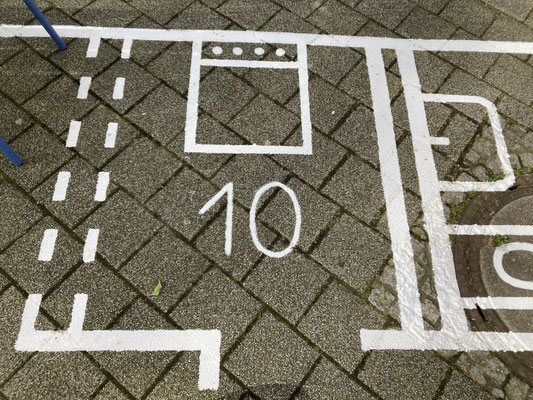 Wohnungshüpfen # Hagen, 2026, Farbe auf Beton, Bank, Schaumstoffwürfel, Straßenkreide; Museumsplatz Osthaus Museum Hagen
