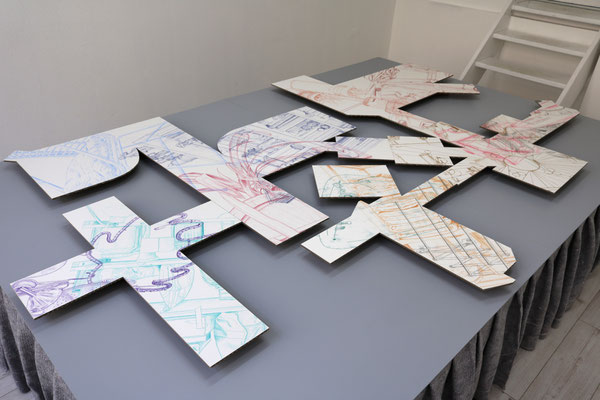 Aus dem Häuschen . 2019 . Farbstift auf Papier auf Wellpappe . 200 x 310 x 5 cm
