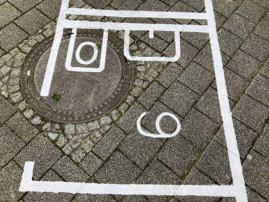 Wohnungshüpfen # Hagen, 2026, Farbe auf Beton, Bank, Schaumstoffwürfel, Straßenkreide; Museumsplatz Osthaus Museum Hagen