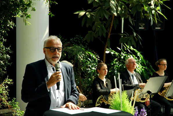 Bürgermeister Matthias Müller spricht beim Sommerkonzert 2022