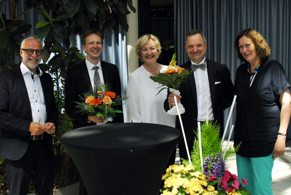 Von links nach rechts: Bürgermeister Matthias Müller, Dirigent Aurélien Bello, Musikschulleitung Sabine Fiebig-Fechtner, Moderator Markus Wallrafen und Vorstandsvorsitzende des Fördervereins der Musikschule, Angelika Wendt-Süberkrüb