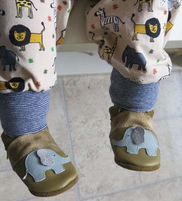 Bioleder Krabbelschuhe in Khaki, Elefant Applikation grau