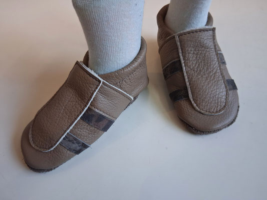 Sport-Kinderschuh in Hellbraun, Streifen Dunkelbraun