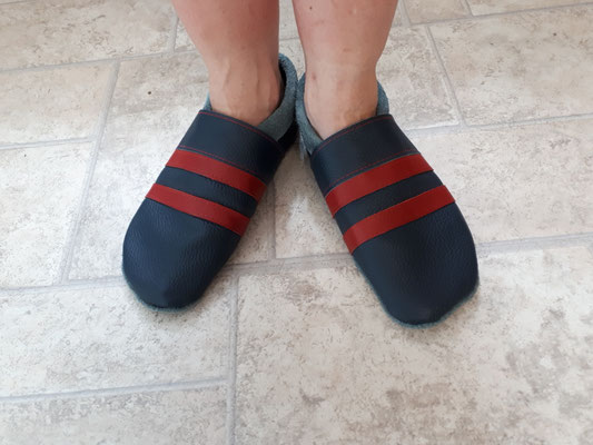 Kita Schuhe, Hausschuh Dunkelblau , Streifen in Rot, Wunschmodell