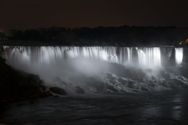 Niagara Wasserfälle zw. dem US Bundesstaat New York und der kanadischen Provinz Ontario