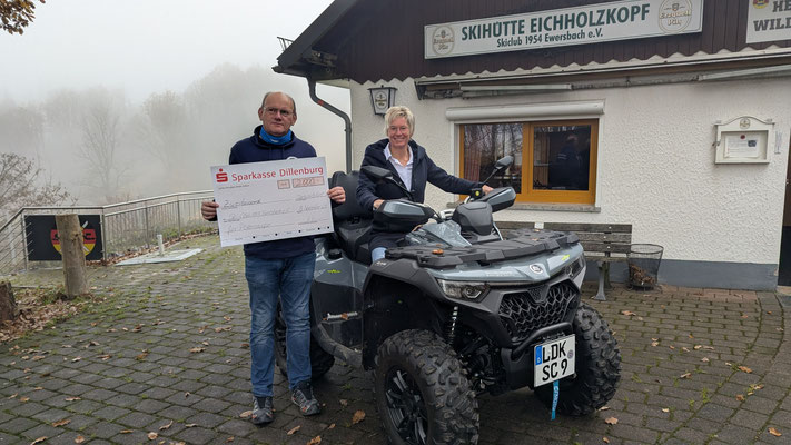 Simone Lehr und Christof Jakobi mit dem Scheck der Bürgerstiftung
