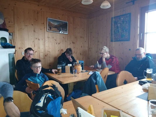 Rast auf der Bergrettungshütte