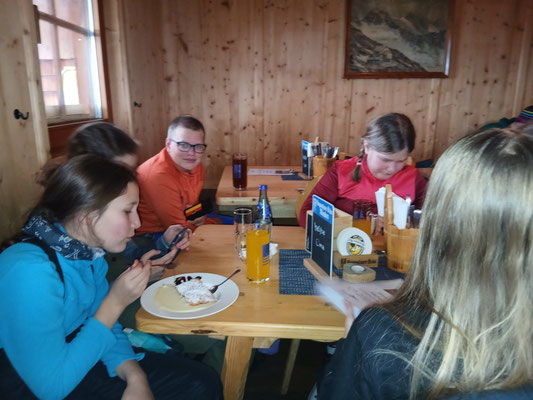 Rast auf der Bergrettungshütte