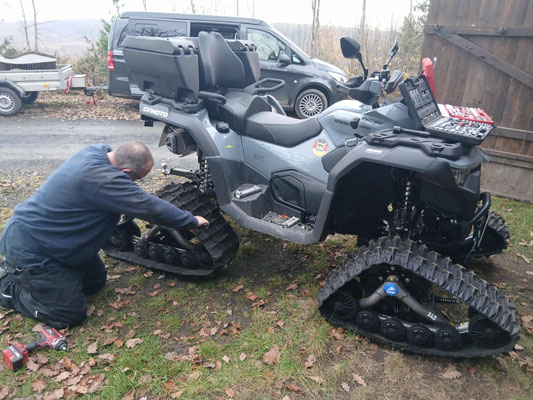 Gerätewart Klaus bei der Umrüstung von Rädern auf Ketten