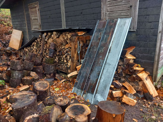 Brennholz an der "Herborner Hütte"