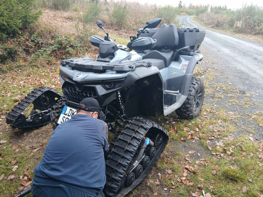 Gerätewart Klaus bei der Umrüstung von Rädern auf Ketten