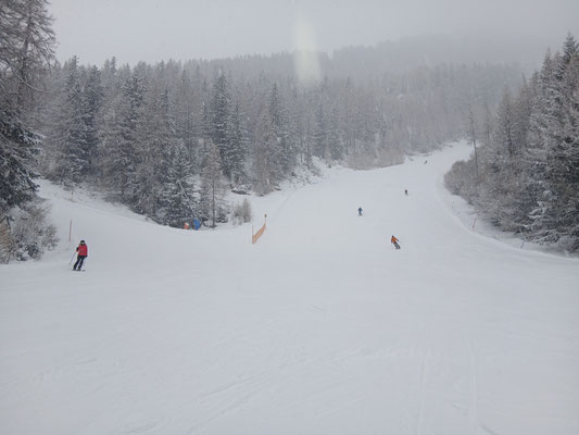 Freitag fahren bei Schneefall und Neuschnee