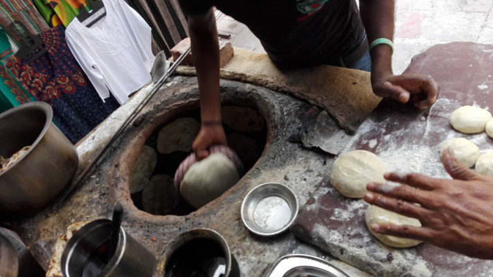 Tägliche Beilage: Naan-Brot, frisch aus dem Tandur 