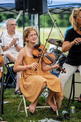 NH Fiddle Ensemble performs at Coppal House Farm summer 2022 (photo: A. Kowalski)