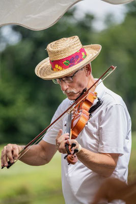 NH Fiddle Ensemble performs at Coppal House Farm summer 2022 (photo: A. Kowalski)
