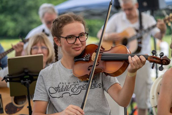 NH Fiddle Ensemble performs at Coppal House Farm summer 2022 (photo: A. Kowalski)