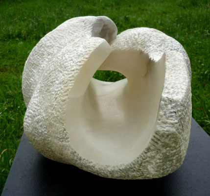 >Entschlüpft I", Alabaster, 2013, B 60 cm