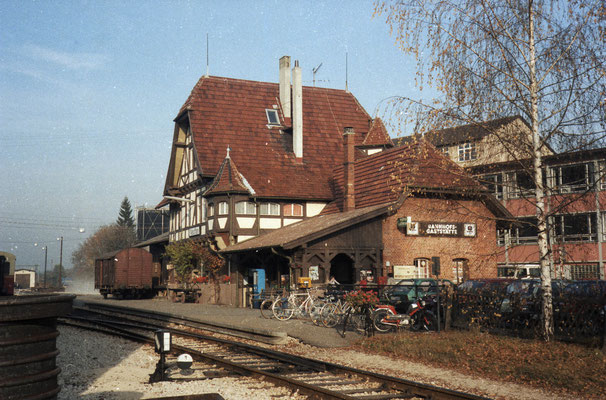 Bahnhof mit Kupplungsblumenständer