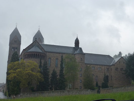 Sie liegt sehr imposant auf der Höhe in Rüdesheim am Rhein