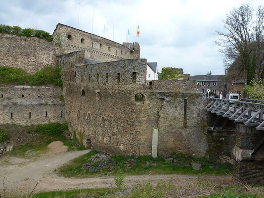 Die Rheinfels ist eine riesige Festung