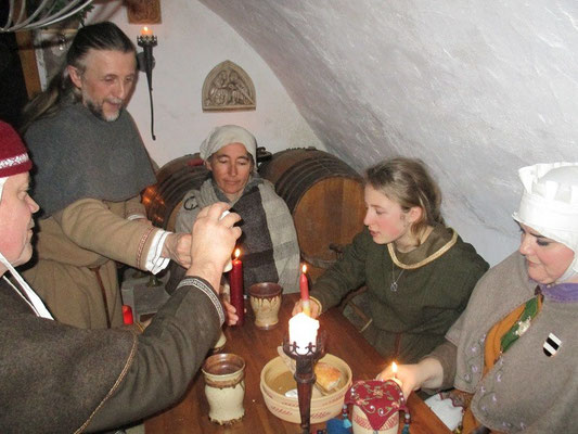 Aber der Grund für unser Fest, Bernhard trägt das Licht wieder zu jedem, der daran seine Kerze und sein Licht entzündet.