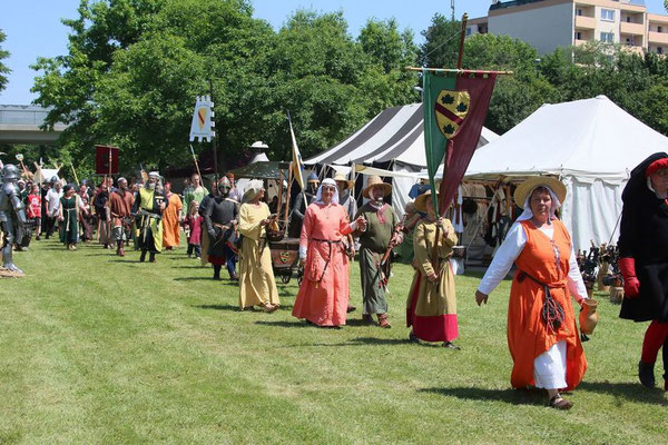 Festumzug am Donnerstag mit Markteröffnung