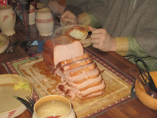 Fleischkäse, Salat aus Krumbiere, Brot, Käse und Krapfen gab es reichlich