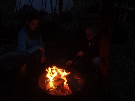 Das erste Feuer in der Küche brennt.