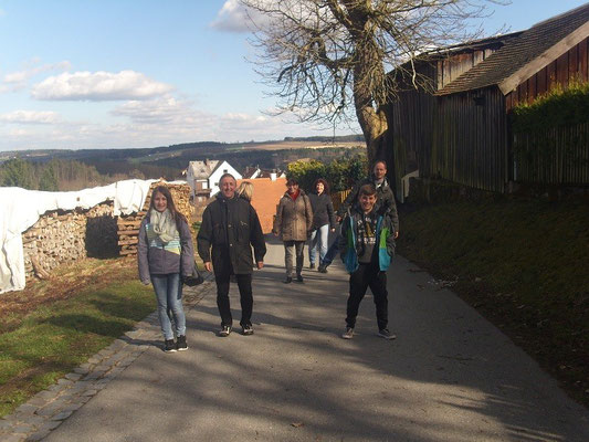 Bei diesem schönen Wetter geht es gleich hoch zur Burg.