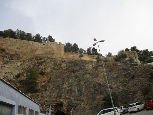 Sie ruht auf einem rund 66 Meter hohen Hügel im Stadtkern: Die Burg von Denia, Castillo de Denia, Wahrzeichen der Stadt. Dieses charakteristischste Kulturdenkmal Denias wurde im 11. und 12. Jahrhundert von den Mauren über einer ehemals römischen Anlage er