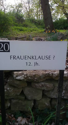 Es gibt ein Schild Nr. 20, dass eben dieses Gebäude auf einer Stelle ausweist auf der es niemals stand. Grund: Die Familie von Racknitz die dieses Kloster privat besitzen, wurden so oft nach diesem Platz gefragt, daß sie einfach diesen Platz wählten .