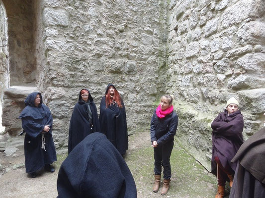 Weiter ging es über den Burghof ,dort erfuhren wir, dass die Burg einen  Brunnen hatte und allerlei Wissenswertes über den Bergfried