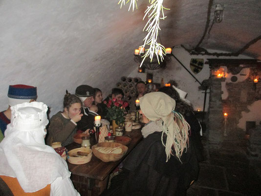 Und nehmt reichlich, niemand soll heute hungern und vergeßt nicht vom Wein zu trinken