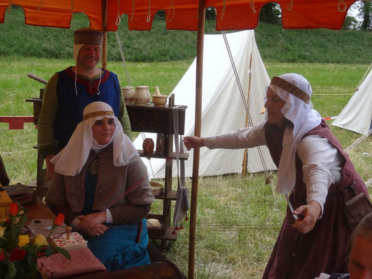 Jutta beim herstellen von Nestelbänder nach dem Fingerschlaufenflechten