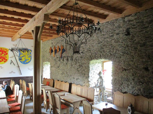 Im Palas der Burg Freienfels ist eine schöne Taverne eingerichtete